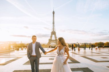 Mutlu romantik evli çift P Eyfel kulesi yakınında sarılma
