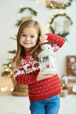 Kırmızı Noel süveteri giymiş güzel bir kızın portresi.