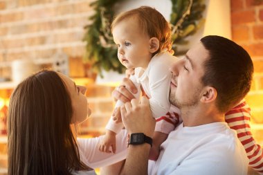 Genç bir aile babası, anne ve küçük kızları eğleniyor.