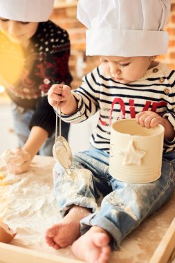 Çocuk pişmiş ve un ve kitch hamur ile oynadı