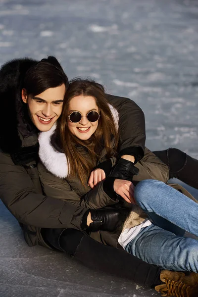 Couple heureux étreignant et riant à l'extérieur en hiver — Photo