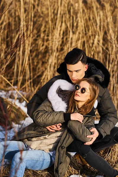 Feliz pareja abrazando y riendo al aire libre en invierno —  Fotos de Stock