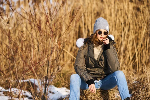 Retrato de mujer joven feliz divertirse en hermosa victoria soleada — Foto de Stock