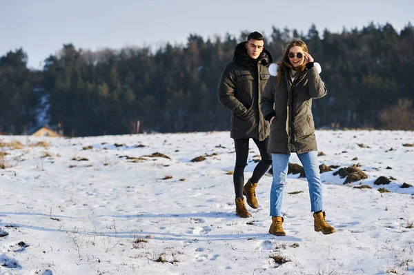 Couple heureux étreignant et riant à l'extérieur en hiver — Photo