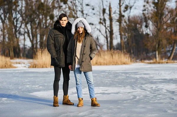 Glückliches Paar, das sich im Winter im Freien umarmt und lacht — Stockfoto