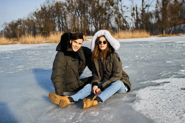 Couple heureux étreignant et riant à l'extérieur en hiver — Photo