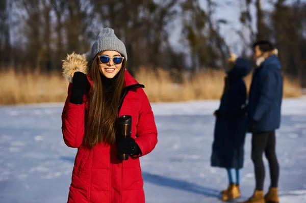 Jóvenes amigos divirtiéndose al aire libre en invierno. Concepto de fri — Foto de Stock