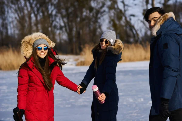 Jóvenes amigos divirtiéndose al aire libre en invierno. Concepto de fri — Foto de Stock