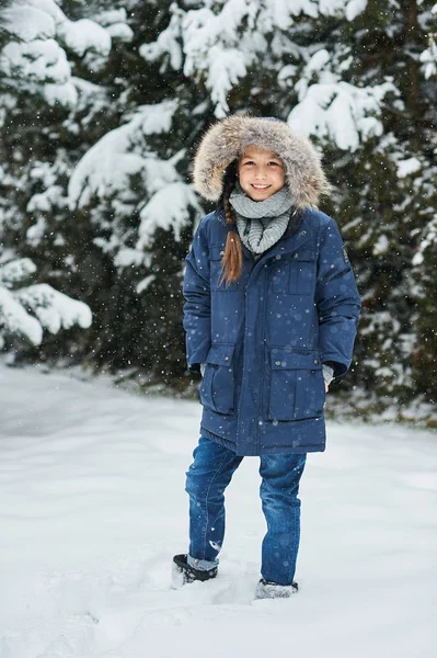 Ritratto di una bella ragazza caucasica su uno sfondo di neve-c — Foto Stock
