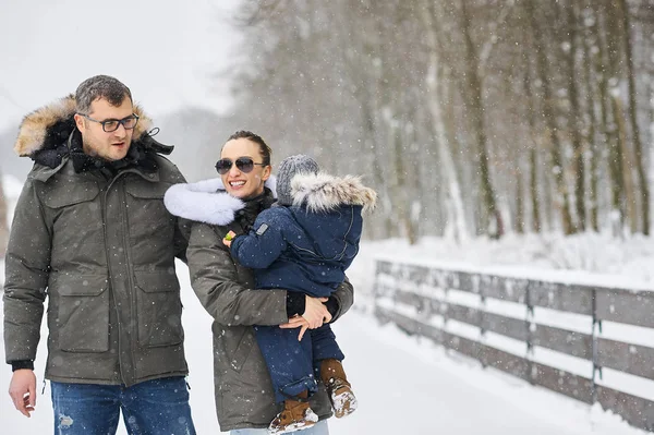 Glückliche Familie vergnügt sich im Winter draußen vor dem Haus — Stockfoto