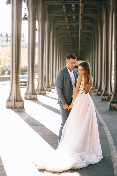 Felice coppia romantica sposata che si abbraccia vicino alla torre Eiffel in P — Foto Stock