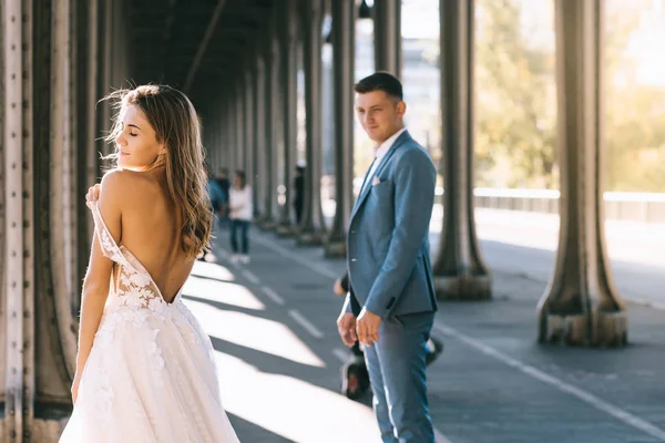 Felice coppia romantica sposata che si abbraccia vicino alla torre Eiffel in P — Foto Stock