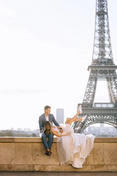 Gelukkig romantisch getrouwd paar knuffelen in de buurt van de Eiffel toren in P — Stockfoto
