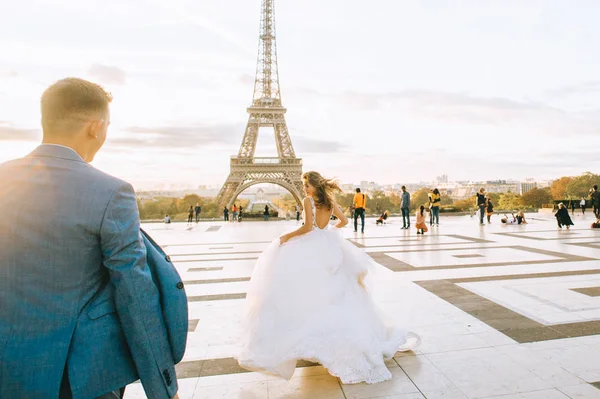 Heureux couple marié romantique étreignant près de la tour Eiffel à P — Photo