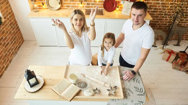 Joven hermosa familia divertirse y cocinar en la Navidad d — Foto de Stock