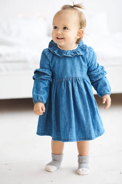 Um portret de uma criança bonita vestida de vestido azul perto — Fotografia de Stock