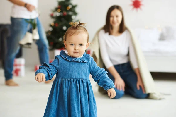 Feliz familia madre padre e hijo en la mañana de Navidad en la cama — Foto de Stock