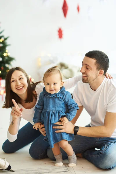 Glückliche Familienmutter Vater und Kind an Heiligabend im Bett — Stockfoto