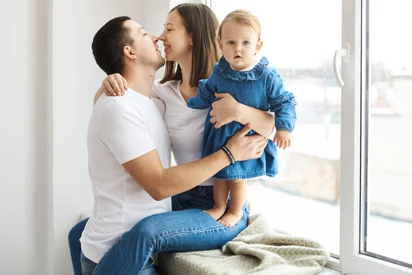 Feliz familia madre padre e hijo en la mañana de Navidad en la cama — Foto de Stock