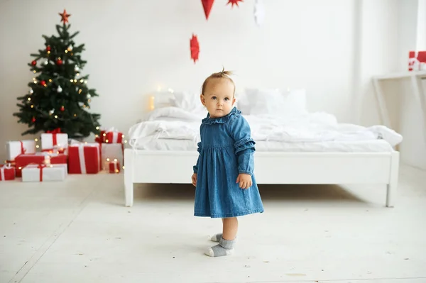 Ένα πορτρέτο ενός μικρού όμορφου παιδιού ντυμένου με μπλε φόρεμα κοντά — Φωτογραφία Αρχείου