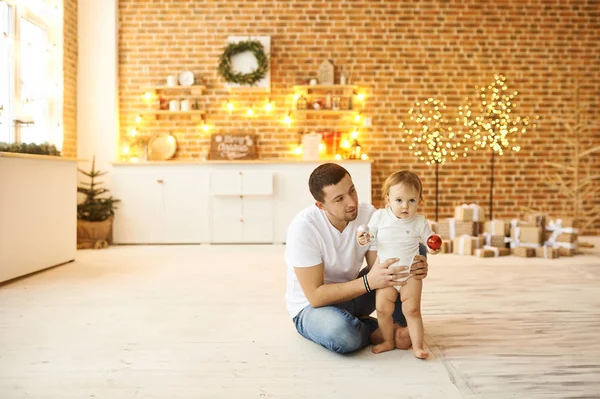 Eine kleine Tochter mit ihrem Vater hat Spaß und spielt in der — Stockfoto