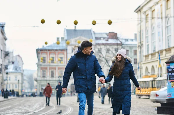 Módní mladý pár procházky ve městě na vánoce — Stock fotografie
