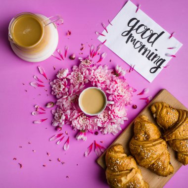 Kahve ve kruvasan pembe, günaydın.