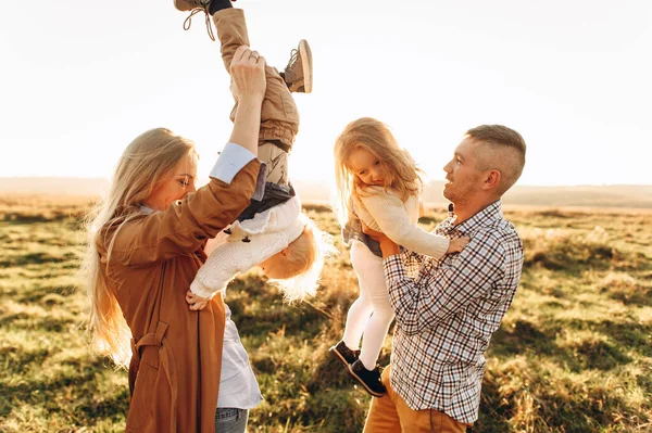 Um retrato de uma família feliz que está brincando — Fotografia de Stock