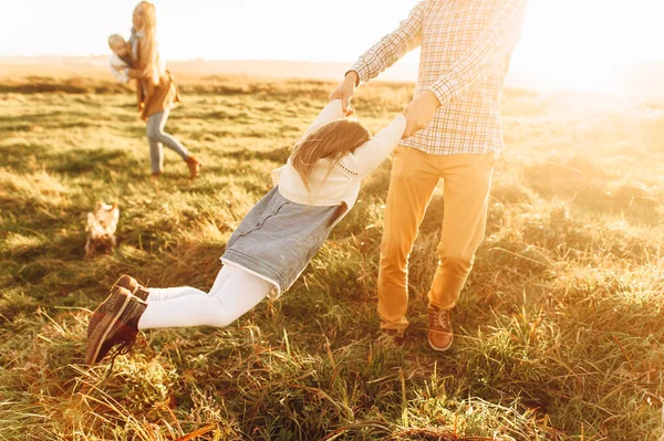 Un retrato de una familia feliz que está jugando — Foto de Stock