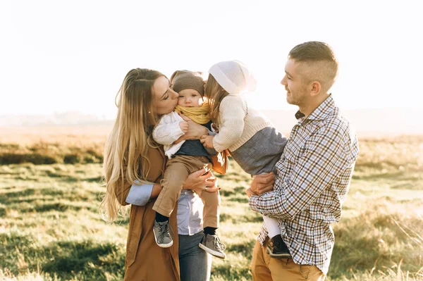 Família feliz jogando no campo verde — Fotografia de Stock