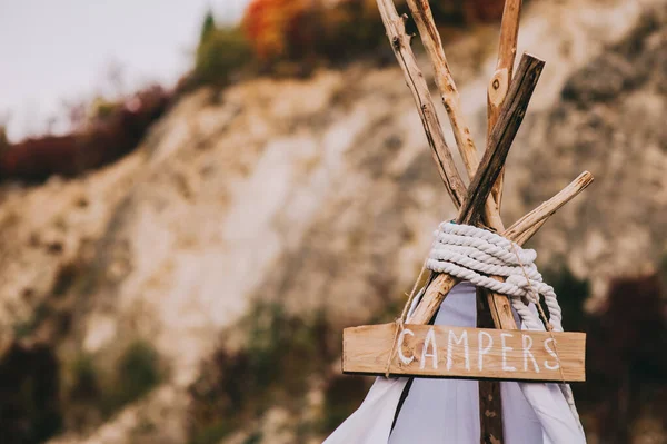 Close-up do topo de uma casa com um wigwam ou tipo tenda com a inscrição nos campistas bordo. — Fotografia de Stock