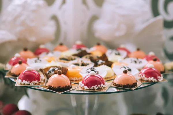 Various colored delicious sweets in a candy bar at a wedding. Sweet table. Wedding buffet. — Stock Photo, Image