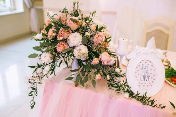 Decoración floral de boda en colores pastel cálidos para la ceremonia de la boda. Detalles florales. — Foto de Stock