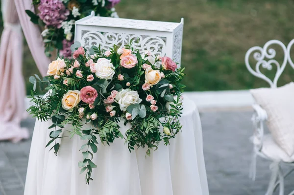 Detalles florales de la ceremonia de boda al aire libre. Primer plano de ramos florales y composiciones. — Foto de Stock