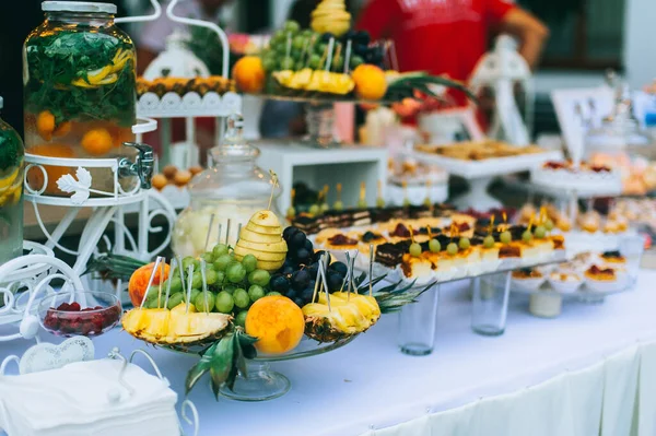 Different fresh fruits on wedding buffet table. Wedding table decoration. Buffet reception fruits. — Stock Photo, Image