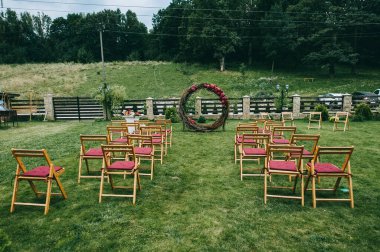 Kırsal tarzda ortanca ve dallardan yapılmış yuvarlak bordo düğün kemeri..