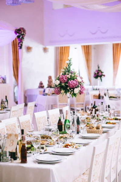 Mesas de banquetes são servidas para os hóspedes nos salões elegantemente decorados do restaurante. — Fotografia de Stock