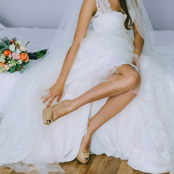 Szczegóły sukni ślubnej. zbliżenie z bez twarzy dziewczyna w piękny biały suknia ślubna. — Zdjęcie stockowe