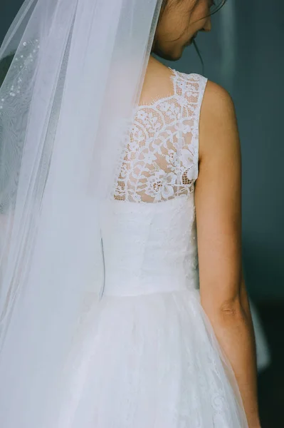 Los detalles del vestido de boda. Primer plano de chica sin rostro en hermoso vestido de novia blanco. —  Fotos de Stock