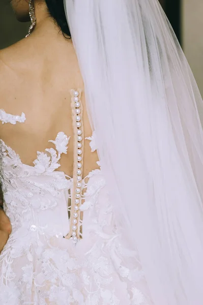 Szczegóły sukni ślubnej. zbliżenie z bez twarzy dziewczyna w piękny biały suknia ślubna. — Zdjęcie stockowe