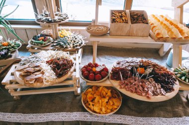 Güzel dekore edilmiş yemek sofrası. Farklı atıştırmalıklar ve aperatiflerle..