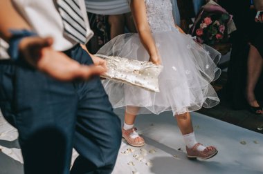 Yüzüklü bir yastık tutarken insan elini kapat..