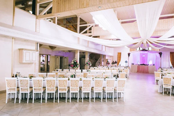 Mesas de banquetes são servidas para os hóspedes nos salões elegantemente decorados do restaurante. — Fotografia de Stock