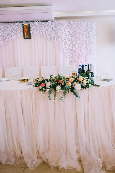 Mesa de casamento decorada com buquê com rosas, eustoma e folhas de eucalipto. — Fotografia de Stock