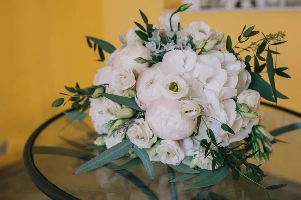 Elegante y delicado ramo de la novia hecho de peonías blancas, hortensias, rosas y ramas verdes. — Foto de Stock