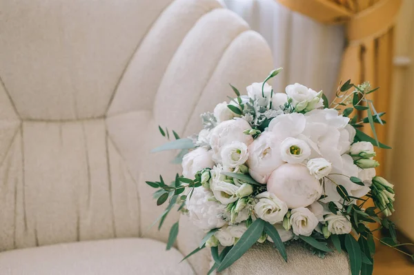 Elegante y delicado ramo de la novia hecho de peonías blancas, hortensias, rosas y ramas verdes. — Foto de Stock