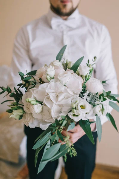 Elégant bouquet délicat de la mariée faite de pivoines blanches, hortensias, roses et branches vertes. — Photo