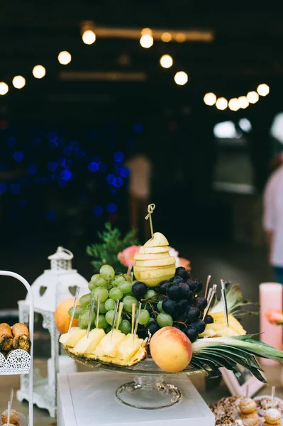 Frutos frescos diferentes na mesa de bufete de casamento. Decoração de mesa de casamento. Buffet de frutas de recepção. — Fotografia de Stock