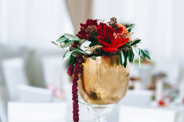 Flores em pequenos vasos vintage de cor dourada em uma mesa de casamento. — Fotografia de Stock