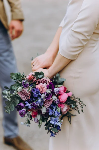 Hermoso ramo de boda en las manos de la novia en un vestido de novia. Arreglo floral. — Foto de Stock